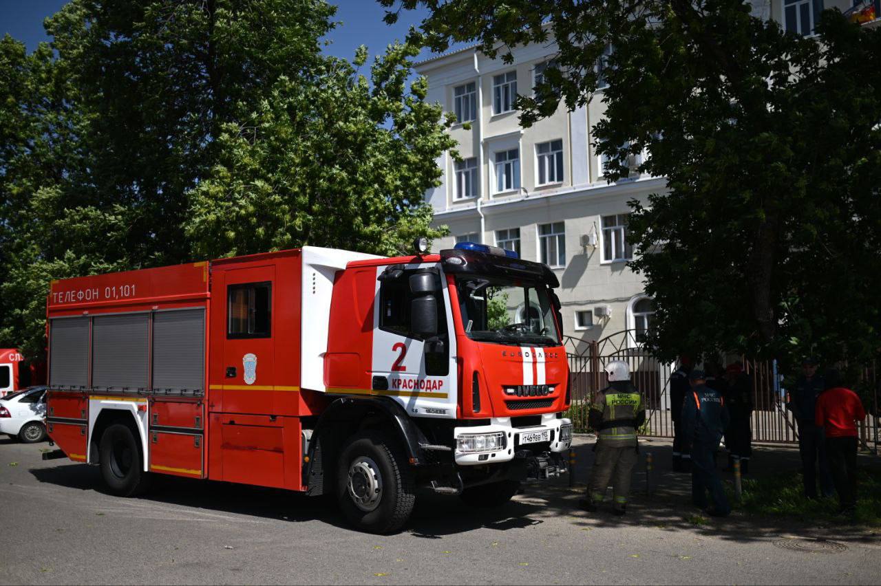 Один из детей, пострадавших при падении крыши в школе в Краснодаре, остается в больнице